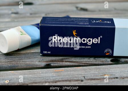 Giza, Egypte, 28 avril 2023: Gel de Rheumagel 100 gm, un gel aqueux à haute teneur en extrait de racine de comfrey, salicylate de méthyle, huile de menthe poivrée et bouchons Banque D'Images