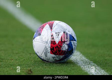 29 avril 2023: Un ballon de jeu est assis sur le terrain lors des échauffements pendant le match de football MLS Orlando City vs LA Galaxy au stade Exploria à Orlando, FL sur 29 avril 2023. (Credit image: © Cory Knowlton/ZUMA Press Wire) USAGE ÉDITORIAL SEULEMENT! Non destiné À un usage commercial ! Banque D'Images