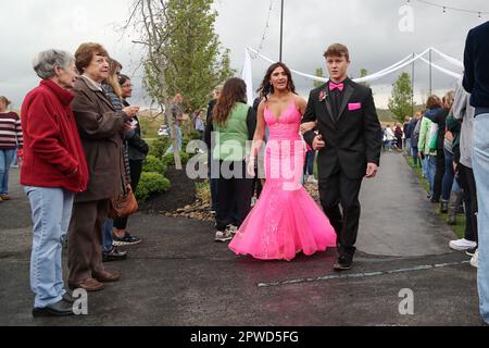 Danville, États-Unis. 29th avril 2023. Les élèves de l'école secondaire de la région de Danville célèbrent leur prom Junior-Senior au lieu. Crédit : SOPA Images Limited/Alamy Live News Banque D'Images