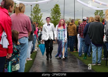 Danville, États-Unis. 29th avril 2023. Les élèves de l'école secondaire de la région de Danville célèbrent leur prom Junior-Senior au lieu. Crédit : SOPA Images Limited/Alamy Live News Banque D'Images