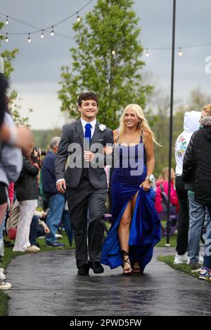 Danville, États-Unis. 29th avril 2023. Les élèves de l'école secondaire de la région de Danville célèbrent leur prom Junior-Senior au lieu. Crédit : SOPA Images Limited/Alamy Live News Banque D'Images