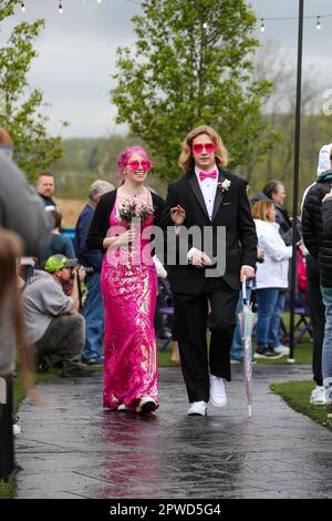 Danville, États-Unis. 29th avril 2023. Les élèves de l'école secondaire de la région de Danville célèbrent leur prom Junior-Senior au lieu. Crédit : SOPA Images Limited/Alamy Live News Banque D'Images