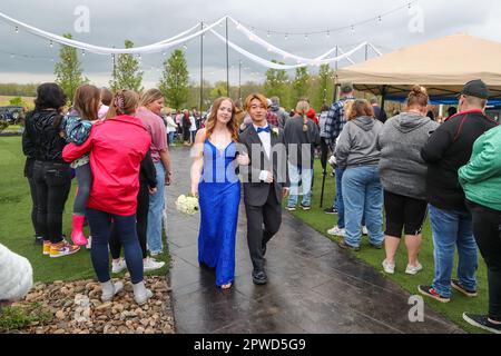 Danville, États-Unis. 29th avril 2023. Les élèves de l'école secondaire de la région de Danville célèbrent leur prom Junior-Senior au lieu. Crédit : SOPA Images Limited/Alamy Live News Banque D'Images