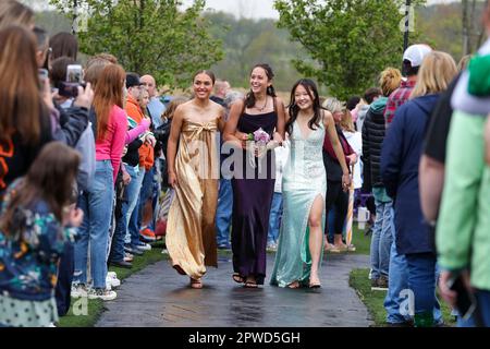 Danville, États-Unis. 29th avril 2023. Les élèves de l'école secondaire de la région de Danville célèbrent leur prom Junior-Senior au lieu. Crédit : SOPA Images Limited/Alamy Live News Banque D'Images