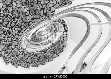 Escalier spiral formant un magnifique motif de tourbillonnement - version noir et blanc Banque D'Images