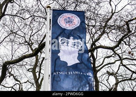 Londres, Royaume-Uni. 12th avril 2023. Vue d'un drapeau du couronnement du roi Charles III sur Russell Square devant son couronnement à Londres, en Grande-Bretagne, en 30 avril 2023. Le Royaume-Uni Coronation est sur 6 mai. Crédit : SOPA Images Limited/Alamy Live News Banque D'Images