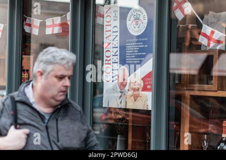 Londres, Royaume-Uni. 29th avril 2023. Un homme passe devant l'affiche britannique du roi Charles III coronationís à Londres, en Grande-Bretagne, sur 30 avril 2023, devant le couronnement du roi sur 6 mai. Crédit : SOPA Images Limited/Alamy Live News Banque D'Images