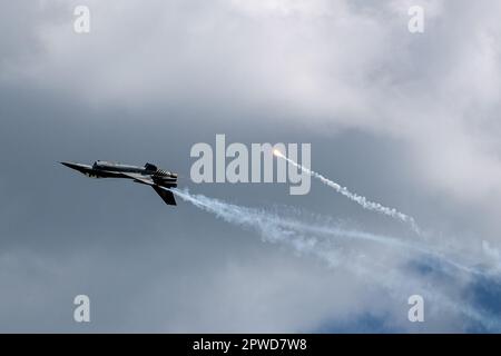 Istanbul, Turquie. 28th avril 2023. SOLOTURK', acrobatique vu en spectacle pendant le festival. Le plus grand festival de l'aviation, de l'espace et de la technologie au monde à TEKNOFEST sera ouvert aux visiteurs entre 27 avril et 1 mai à l'aéroport Ataturk. Diverses activités, compétitions et spectacles aériens sont d'un grand intérêt. (Photo par Onur Dogman/SOPA Images/Sipa USA) crédit: SIPA USA/Alay Live News Banque D'Images