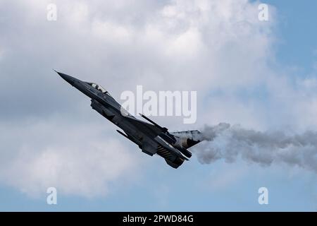 Istanbul, Turquie. 28th avril 2023. SOLOTURK', le acrobatique vu en train de se jouer pendant le festival. Le plus grand festival de l'aviation, de l'espace et de la technologie au monde à TEKNOFEST sera ouvert aux visiteurs entre 27 avril et 1 mai à l'aéroport Ataturk. Diverses activités, compétitions et spectacles aériens sont d'un grand intérêt. Crédit : SOPA Images Limited/Alamy Live News Banque D'Images