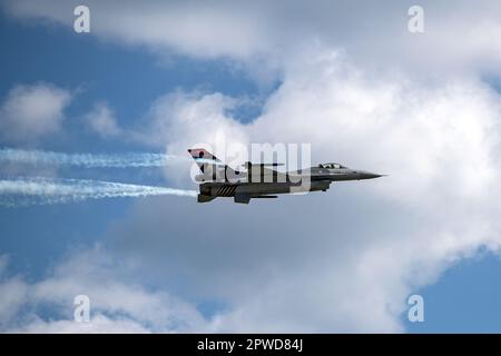 Istanbul, Turquie. 28th avril 2023. SOLOTURK', acrobatique vu en spectacle pendant le festival. Le plus grand festival de l'aviation, de l'espace et de la technologie au monde à TEKNOFEST sera ouvert aux visiteurs entre 27 avril et 1 mai à l'aéroport Ataturk. Diverses activités, compétitions et spectacles aériens sont d'un grand intérêt. Crédit : SOPA Images Limited/Alamy Live News Banque D'Images