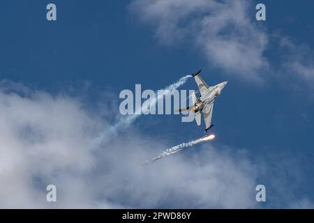Istanbul, Turquie. 28th avril 2023. SOLOTURK', acrobatique vu en spectacle pendant le festival. Le plus grand festival de l'aviation, de l'espace et de la technologie au monde à TEKNOFEST sera ouvert aux visiteurs entre 27 avril et 1 mai à l'aéroport Ataturk. Diverses activités, compétitions et spectacles aériens sont d'un grand intérêt. Crédit : SOPA Images Limited/Alamy Live News Banque D'Images