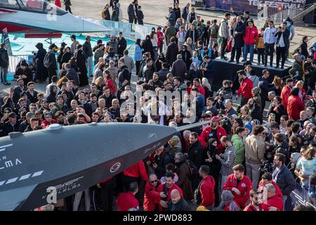 Istanbul, Turquie. 28th avril 2023. Bayraktar Kizilelma, l'avion de chasse sans pilote de Turquie, a attiré un grand intérêt des citoyens à l'aéroport Ataturk d'Istanbul pendant le festival. Le plus grand festival de l'aviation, de l'espace et de la technologie au monde à TEKNOFEST sera ouvert aux visiteurs entre 27 avril et 1 mai à l'aéroport Ataturk. Diverses activités, compétitions et spectacles aériens sont d'un grand intérêt. Crédit : SOPA Images Limited/Alamy Live News Banque D'Images