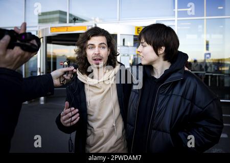 SCHIPHOL - la délégation néerlandaise au Concours Eurovision de la chanson Mia Nicolai et Dion Cooper sont au revoir à Schiphol. Les deux artistes représenteront les pays-Bas sur 9 mai dans la première demi-finale du Concours Eurovision de la chanson à Liverpool. ANP RAMON VAN FLYMEN pays-bas - belgique Out crédit: ANP/Alay Live News Banque D'Images