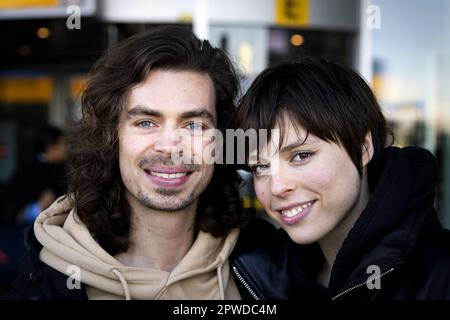 SCHIPHOL - la délégation néerlandaise au Concours Eurovision de la chanson Mia Nicolai et Dion Cooper sont au revoir à Schiphol. Les deux artistes représenteront les pays-Bas sur 9 mai dans la première demi-finale du Concours Eurovision de la chanson à Liverpool. ANP RAMON VAN FLYMEN pays-bas - belgique Out crédit: ANP/Alay Live News Banque D'Images