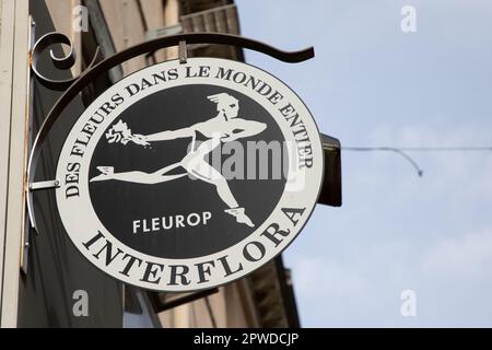 lyon , aura France - 04 24 2023 : marque Interflora et texte du signe sur panneau rue du fleuriste et façade du fleuriste Banque D'Images