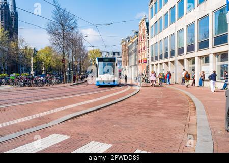 AMSTERDAM, PAYS-BAS - 17 AVRIL 2023 : vue sur la rue d'Amsterdam, capitale des pays-Bas connue pour son réseau de canaux élaboré, ses maisons étroites et ses pistes cyclables Banque D'Images