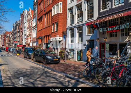 AMSTERDAM, PAYS-BAS - 17 AVRIL 2023 : vue sur la rue d'Amsterdam, capitale des pays-Bas connue pour son réseau de canaux élaboré, ses maisons étroites et ses pistes cyclables Banque D'Images