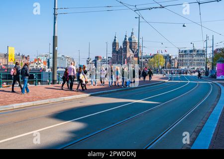 AMSTERDAM, PAYS-BAS - 17 AVRIL 2023 : vue sur la rue d'Amsterdam, capitale des pays-Bas connue pour son réseau de canaux élaboré, ses maisons étroites et ses pistes cyclables Banque D'Images