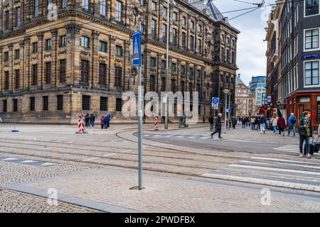 AMSTERDAM, PAYS-BAS - 17 AVRIL 2023 : vue sur la rue d'Amsterdam, capitale néerlandaise dynamique connue pour son système de canaux, ses maisons étroites et ses pistes cyclables Banque D'Images