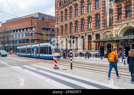 AMSTERDAM, PAYS-BAS - 17 AVRIL 2023 : vue sur la rue d'Amsterdam, capitale néerlandaise dynamique connue pour son système de canaux, ses maisons étroites et ses pistes cyclables Banque D'Images