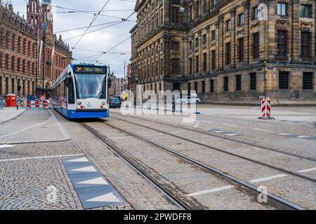 AMSTERDAM, PAYS-BAS - 17 AVRIL 2023 : vue sur la rue d'Amsterdam, capitale néerlandaise dynamique connue pour son système de canaux, ses maisons étroites et ses pistes cyclables Banque D'Images
