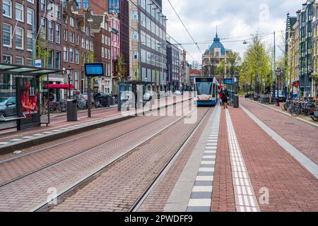 AMSTERDAM, PAYS-BAS - 17 AVRIL 2023 : vue sur la rue d'Amsterdam, capitale néerlandaise dynamique connue pour son système de canaux, ses maisons étroites et ses pistes cyclables Banque D'Images