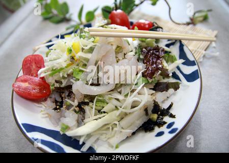 Salade sashimi saine à la cuisine coréenne, bol à riz sashimi, concept alimentaire coréen sain Banque D'Images