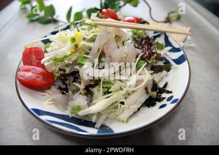 Salade sashimi saine à la cuisine coréenne, bol à riz sashimi, concept alimentaire coréen sain Banque D'Images