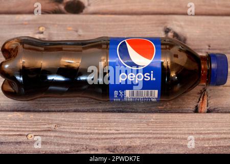 Giza, Egypte, 28 avril 2023: Pepsi, une bouteille de plastique de saveur de Cola, une boisson gazeuse fabriquée par PepsiCo. Créé et développé à l'origine dans Banque D'Images