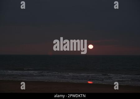 Coucher de soleil sur la mer du Nord, depuis la plage d'Ostende, Belgique. Banque D'Images