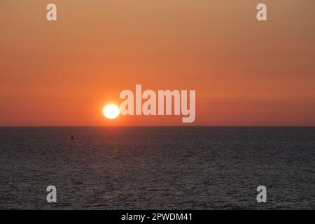 Coucher de soleil sur la mer du Nord, depuis la plage d'Ostende, Belgique. Banque D'Images