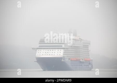 Cobh, Cork, Irlande. 30th avril 2023. Le bateau de croisière Celebrity Silhouette monte dans le port sous le couvert de brouillard matinal tout en se rendant pour une visite d'une journée à Cobh, Co. Cork, Irlande. - Crédit; David Creedon / Alamy Live News Banque D'Images