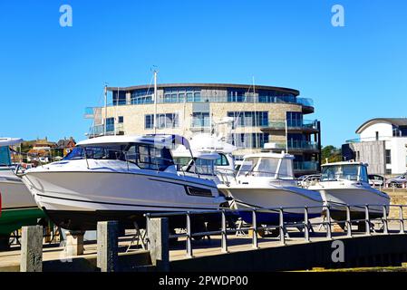 Bateaux en cale sèche avec le bâtiment Ellipse et le long du quai à l'arrière, West Bay, Dorset, Royaume-Uni, Europe. Banque D'Images