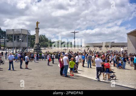 Fatima, Portugal - 15 août 2022 : vue du site montrant la statue de Jésus et du Christ sur la Croix avec la basilique de la Sainte Trinité en arrière-plan et n Banque D'Images