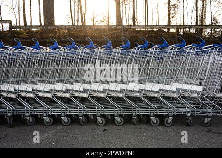 De longues rangées de chariots vides attendent les clients Banque D'Images