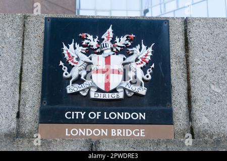 Une plaque montrant les armoiries de la City of London marquant une limite de la ville au sud de London Bridge, Londres UK Banque D'Images