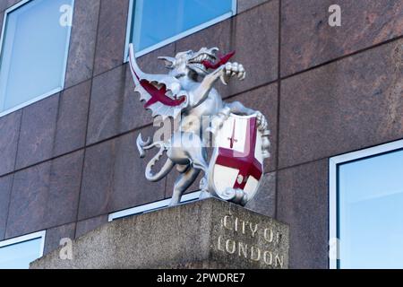 Statue de Griffin marquant une limite de la Cité de Londres au sud de London Bridge, Londres UK Banque D'Images