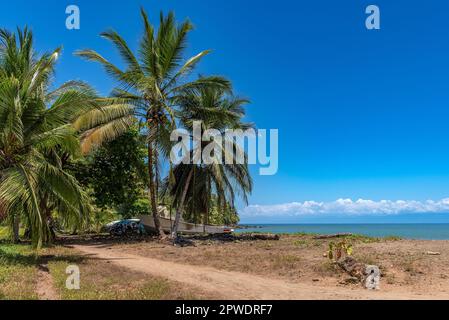 Plage de sable de la petite ville de Drake Bay, Puntarenas, Costa Rica Banque D'Images