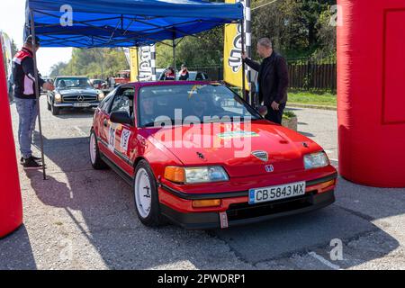 Sofia, Bulgarie - 29 avril 2023: L'édition 5th du 'Trophée Vitosha classique' a commencé. 50 voitures de course rétro et intéressantes défileront des s Banque D'Images