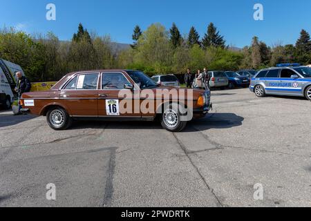 Sofia, Bulgarie - 29 avril 2023: L'édition 5th du 'Trophée Vitosha classique' a commencé. 50 voitures de course rétro et intéressantes défileront des s Banque D'Images