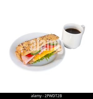 Sandwich avec saucisse, œuf, légumes et une tasse de café noir isolée sur fond blanc. Banque D'Images