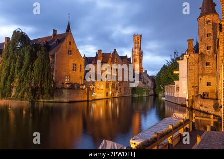 Rozenhoedkaai, Quai Rosaire, au crépuscule près du canal de la rivière Dijver, dans une ville classée au patrimoine mondial de l'UNESCO, Bruges, Belgique 13 Banque D'Images