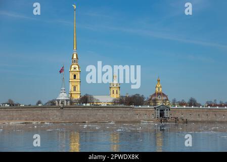 Jour de printemps aux murs de la forteresse Pierre et Paul. Saint-Pétersbourg, Russie Banque D'Images