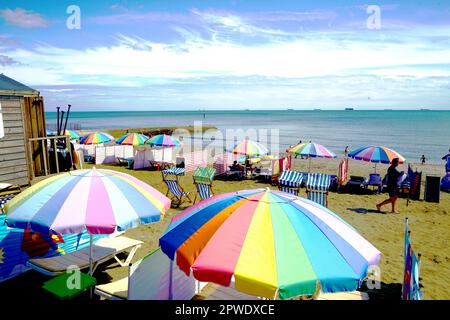 Parsols colorés le matin pour les vacanciers sur la plage de Shanklin sur l'île de Wight. Août 2022 Banque D'Images