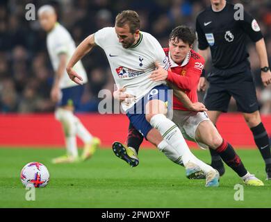 Londres, Royaume-Uni. 27th avril 2023. 27 avril 2023 - Tottenham Hotspur v Manchester United - Premier League - Tottenham Hotspur Stadium. Harry Kane de Tottenham lutte avec Victor Lindelof lors du match de la Premier League contre Manchester United. Crédit photo : Mark pain / Alamy Live News Banque D'Images