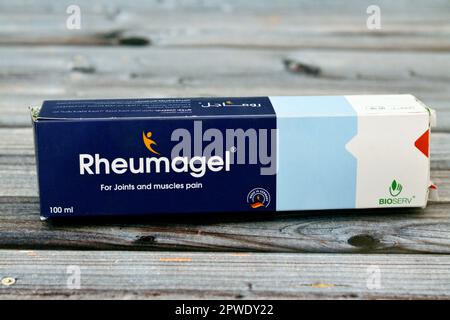 Giza, Egypte, 28 avril 2023: Gel de Rheumagel 100 gm, un gel aqueux à haute teneur en extrait de racine de comfrey, salicylate de méthyle, huile de menthe poivrée et bouchons Banque D'Images