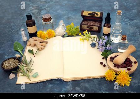 Naturopathic plantes médecine pour la guérison naturelle avec le livre de recettes de chanvre, les huiles essentielles, les cristaux, les fleurs d'herbes. Banque D'Images