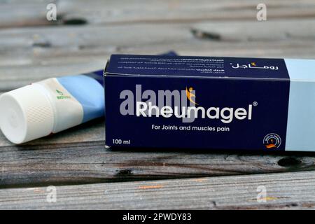 Giza, Egypte, 28 avril 2023: Gel de Rheumagel 100 gm, un gel aqueux à haute teneur en extrait de racine de comfrey, salicylate de méthyle, huile de menthe poivrée et bouchons Banque D'Images