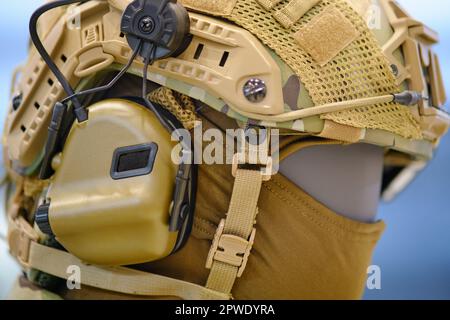 Casque avec casque pour une radio militaire sur un mannequin. Communications militaires portables Banque D'Images