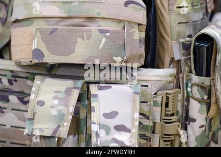 Pochettes d'armée et un étui avec armes pour uniformes militaires. Sacs pour articles et cartouches pour la machine Banque D'Images